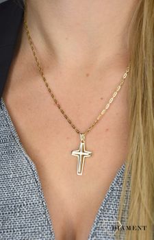 Złota zawieszka wisiorek krzyż 333 ZA 4713 333 Złoty wisiorek krzyżyk z białym złotym to biżuteria sakralna, która sprawdzi się jako prezent na takie okazje jak chrzest, (5).JPG